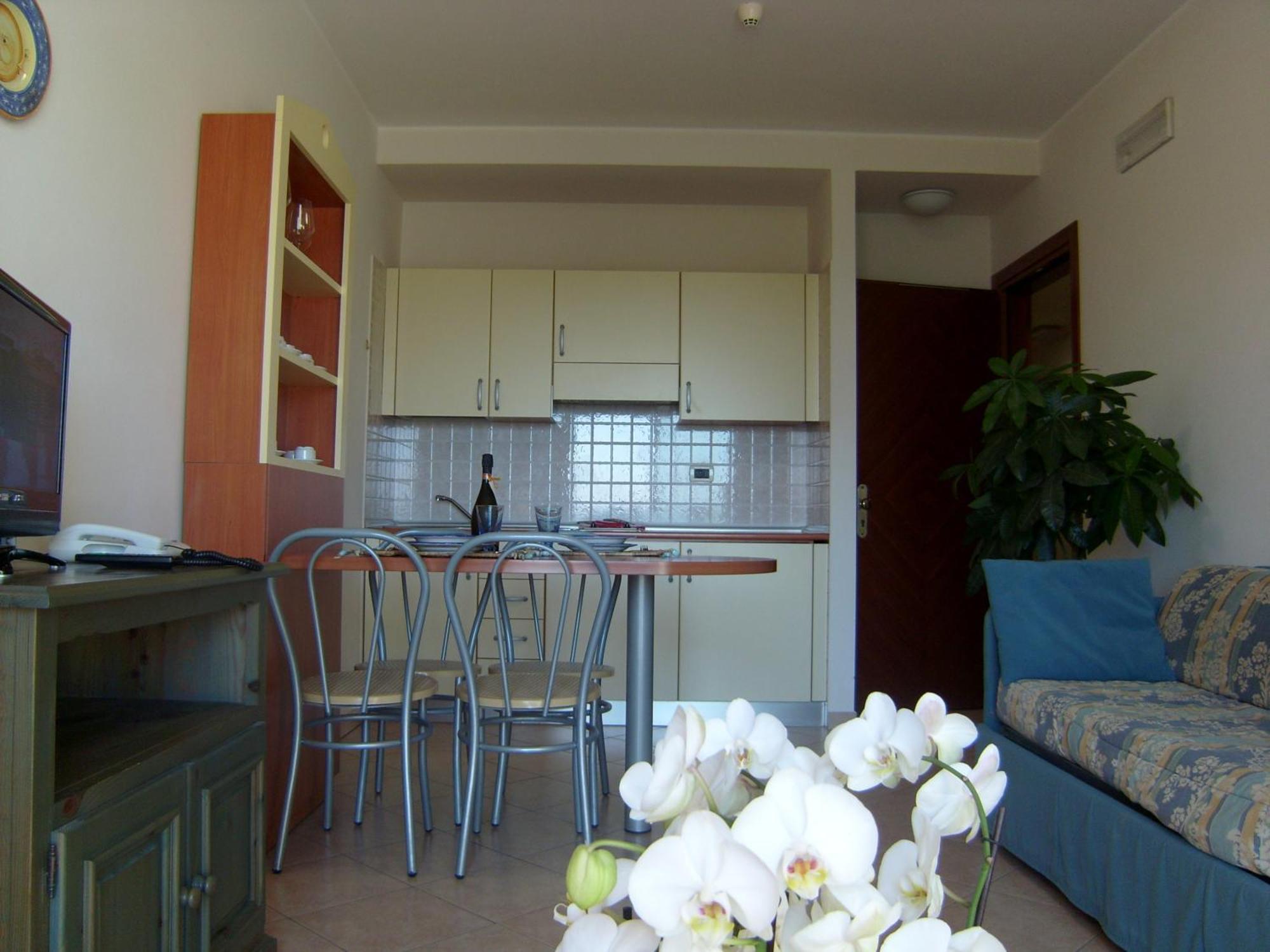 Residence Torre Del Mar Алба Адриатика Стая снимка
