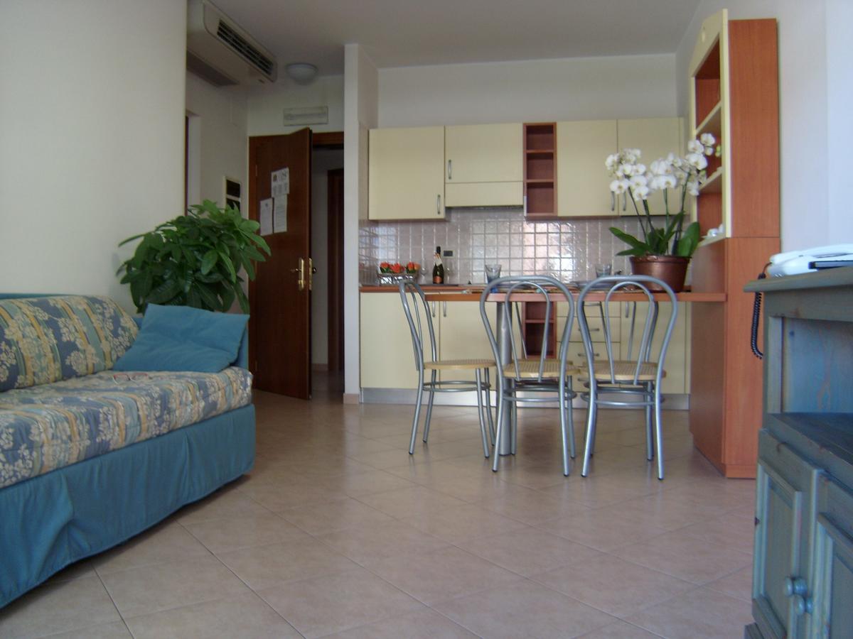 Residence Torre Del Mar Алба Адриатика Екстериор снимка